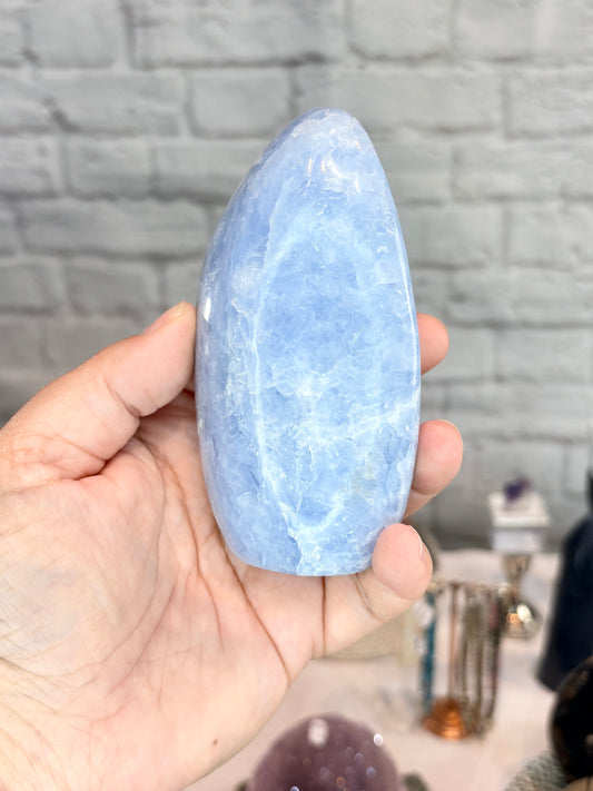 CAL4 - Forme libre de calcite bleue polie