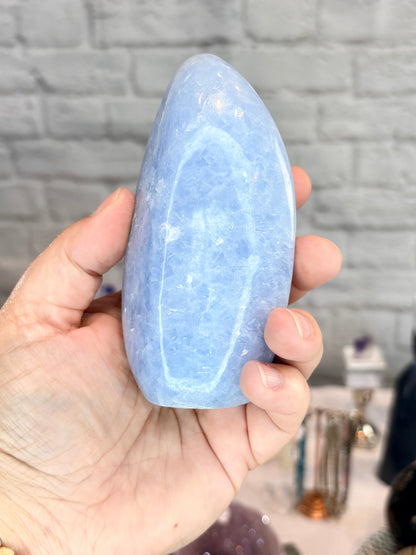 CAL4 - Forme libre de calcite bleue polie