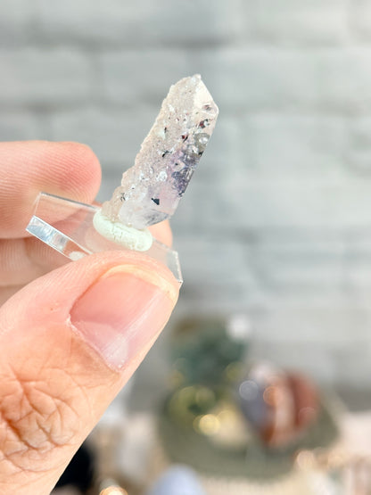 SMGO4 - Quartz arlequin amethysté à inclusions d’hématite et analcime