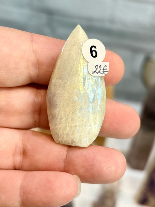 Mini forme libre de pierre de lune verte