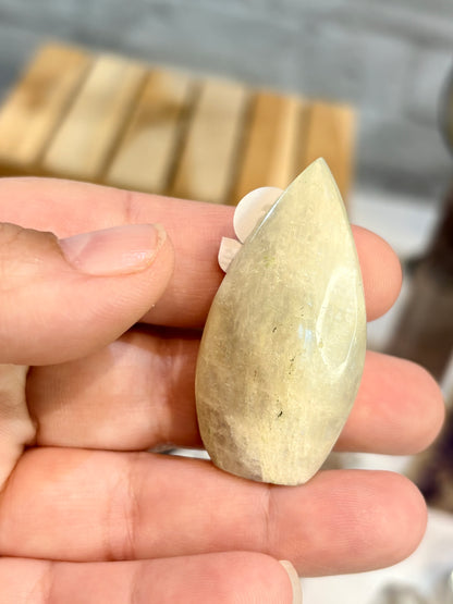Mini forme libre de pierre de lune verte