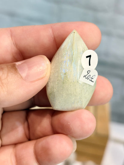 Mini forme libre de pierre de lune verte