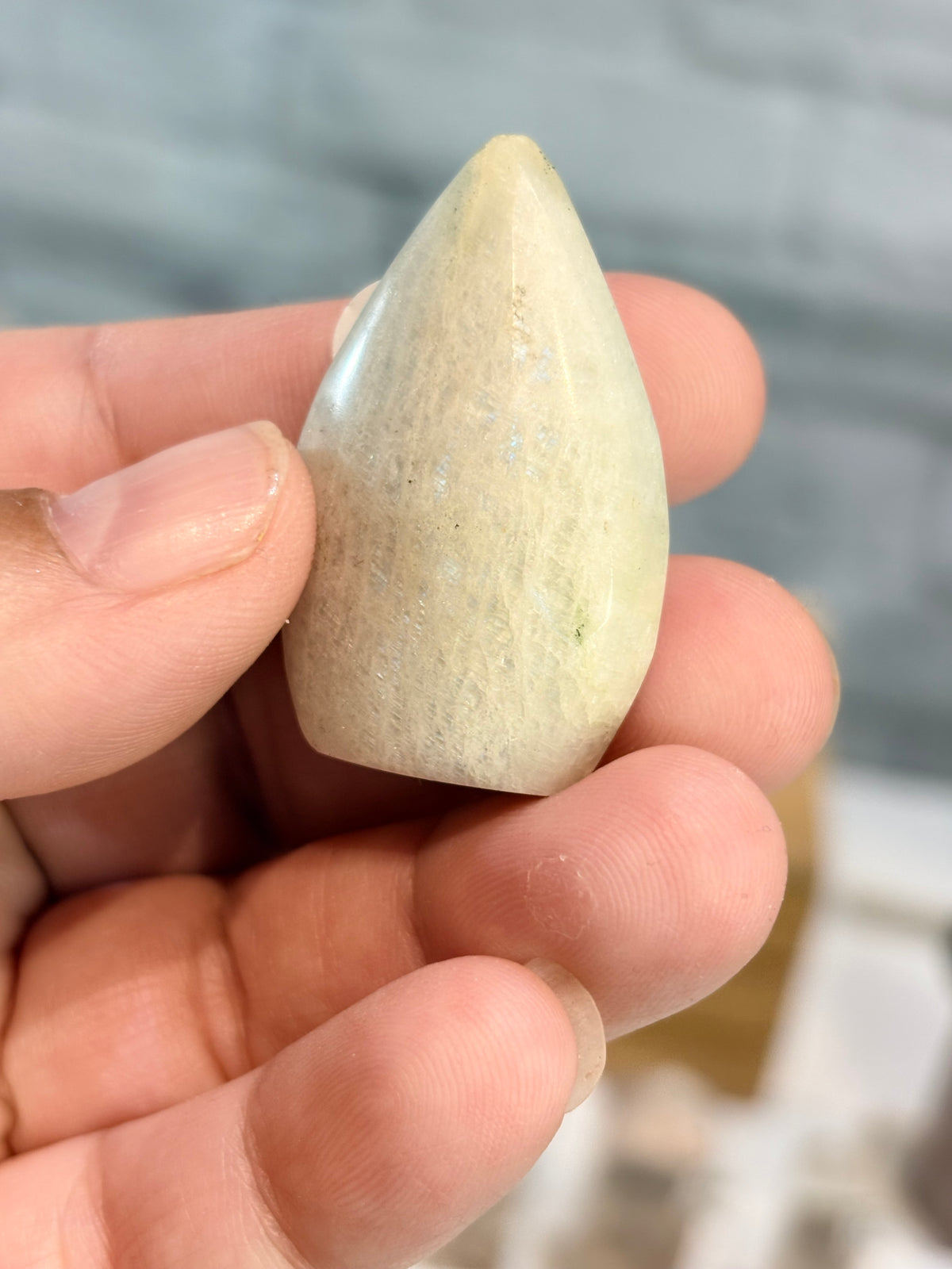 Mini forme libre de pierre de lune verte