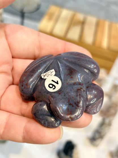 Grenouille en agate mousse violette