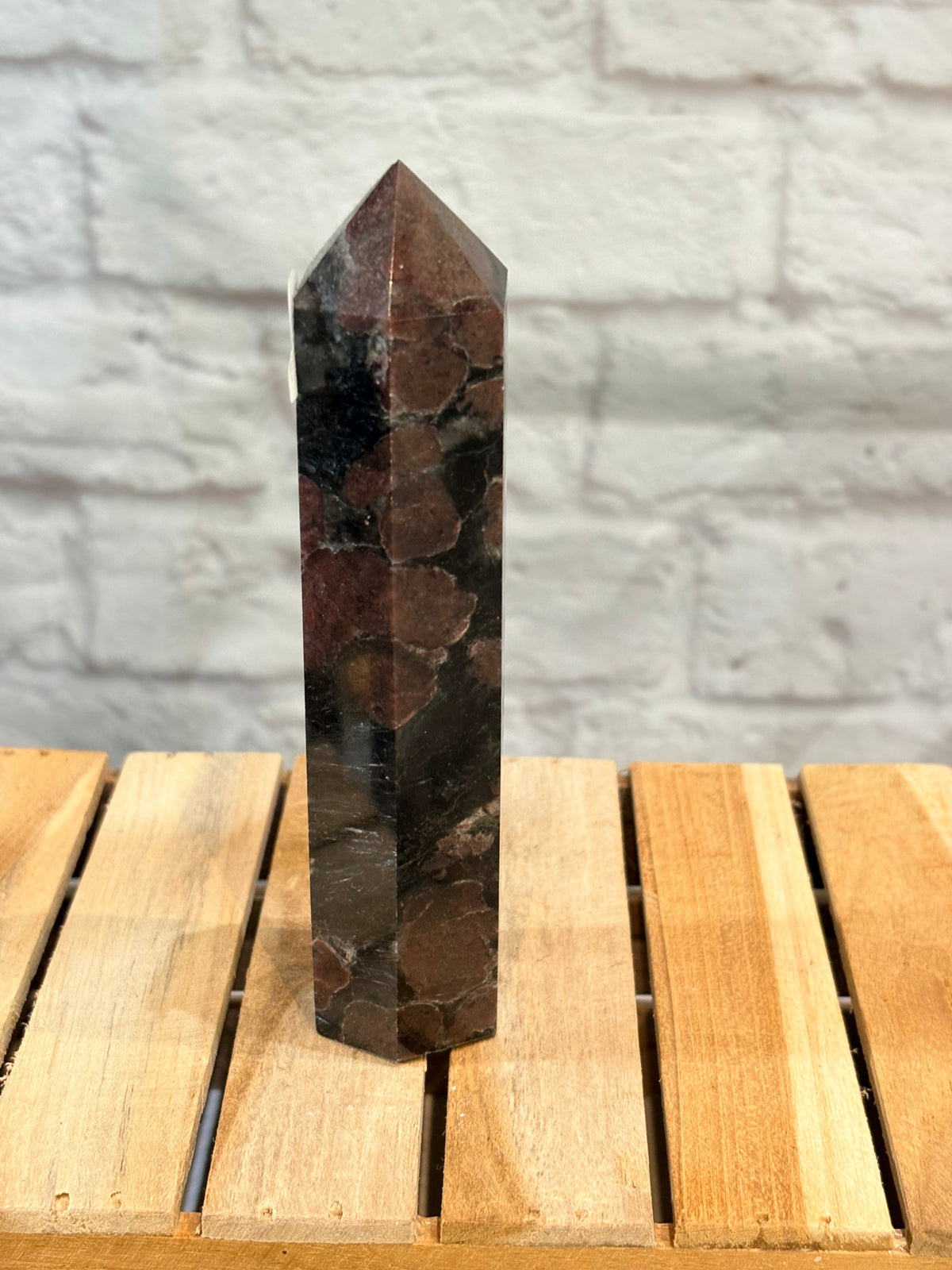 Grande pointe en grenat Sur astrophylite