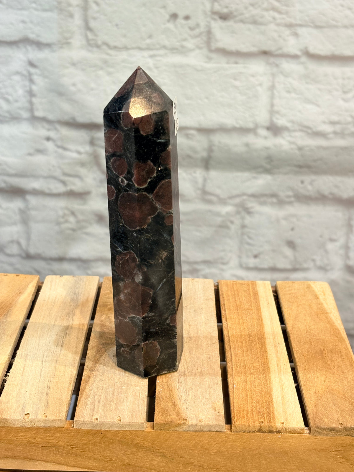 Grande pointe en grenat Sur astrophylite