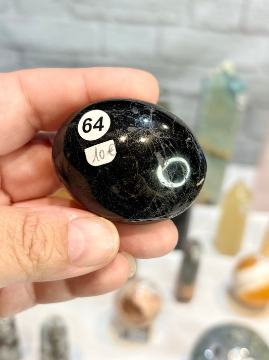 Galet en tourmaline noire