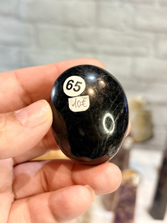Galet en tourmaline noire