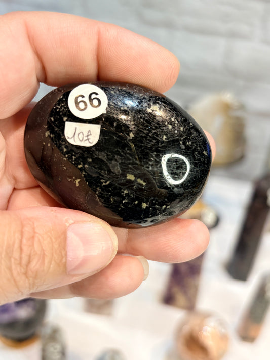 Galet en tourmaline noire