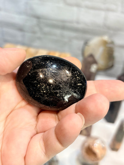 Galet en tourmaline noire