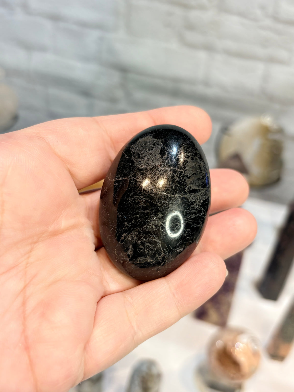 Galet en tourmaline noire