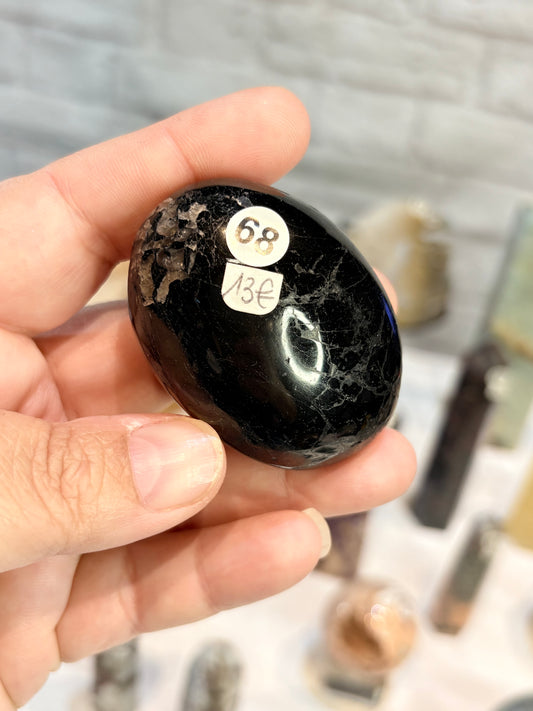 Galet en tourmaline noire