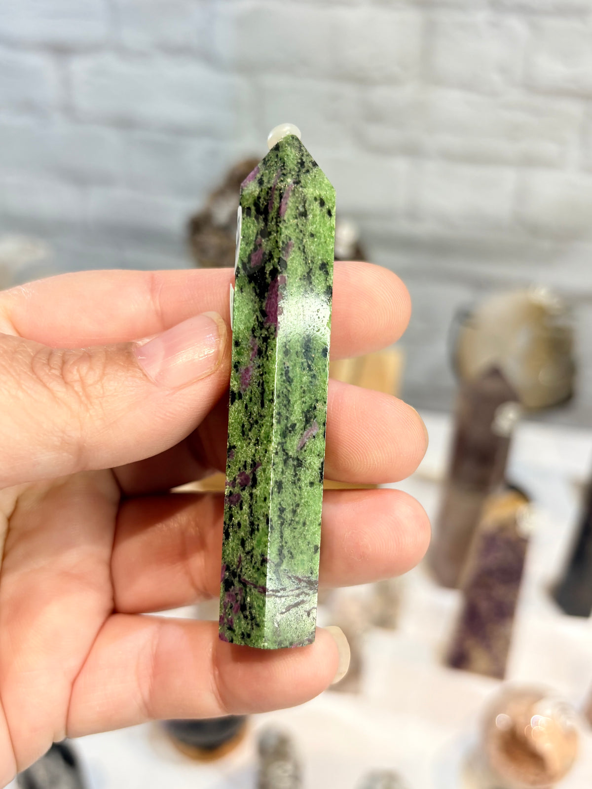 Pointe en rubis sur zoïzite