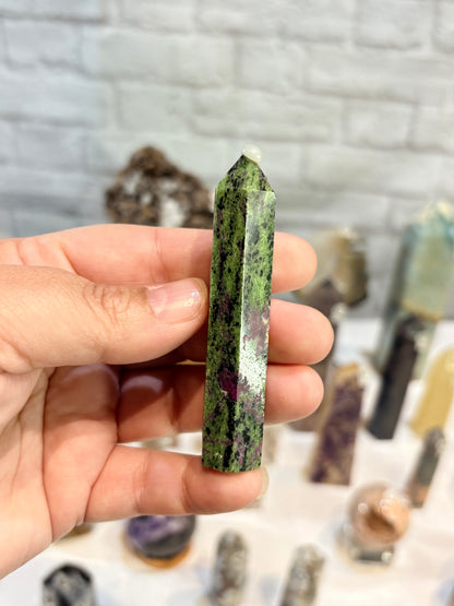 Pointe en rubis sur zoïzite