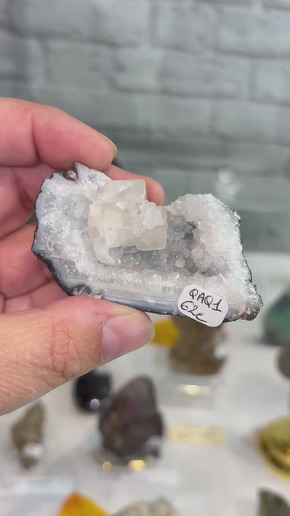QAQ1 - specimen agate blue lace et calcite